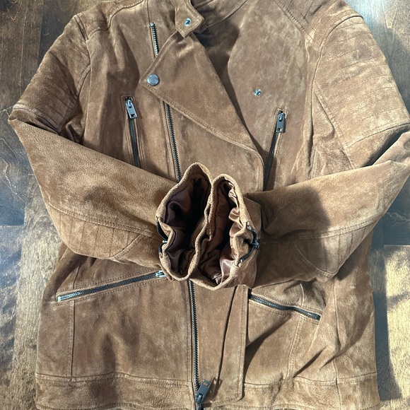LIKE NEW! You can still smell the new of the suede! Great jacket worn twice - Picture 6 of 7